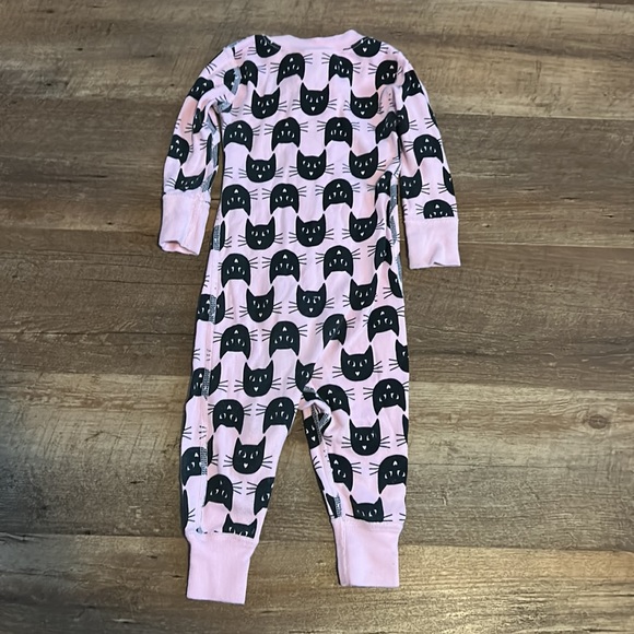 Hannah Andersson Pink zip up pajamas with black cats, size 6-12 months - Picture 2 of 4